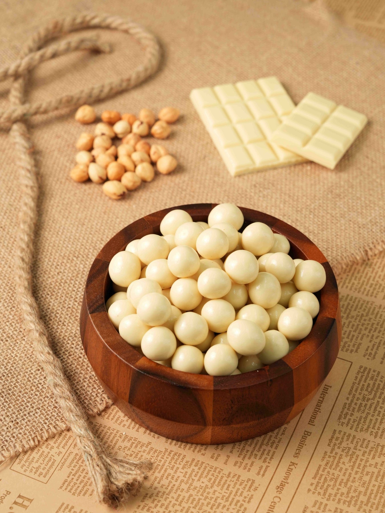 شوكولا بيضاء مغطاة بالبندق - 200 غرام