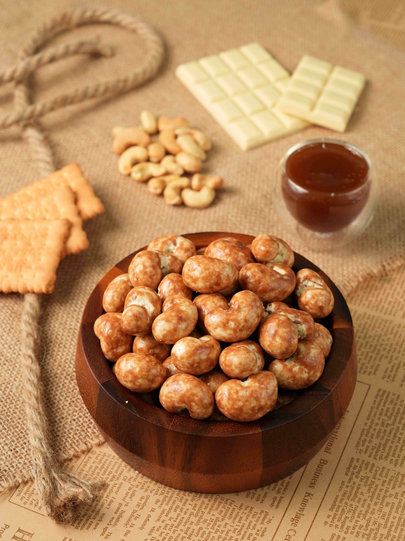 CASHEW COATED CRUNCHY BISCUIT AND CARAMEL CHOCOLATE - 200g