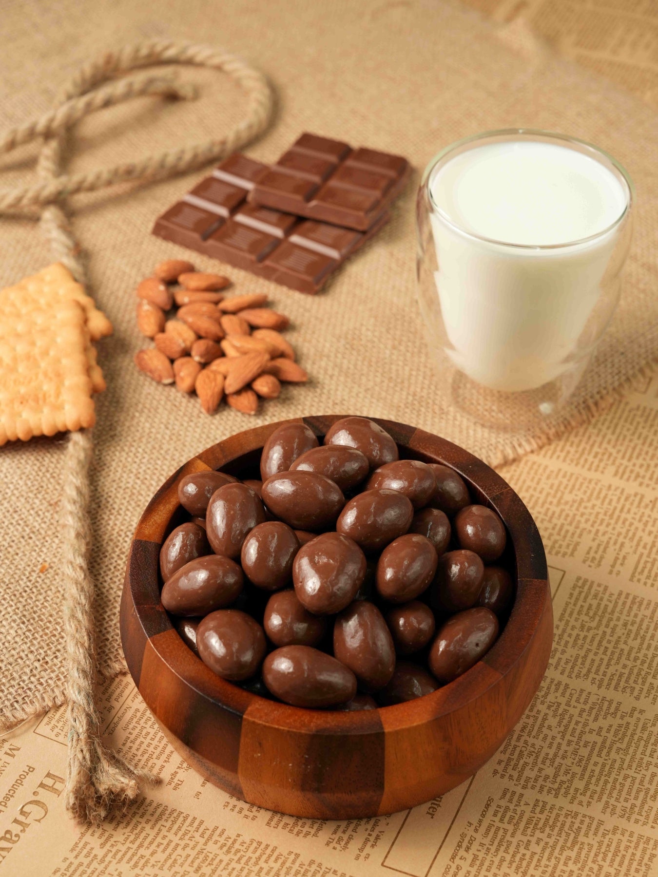 ALMOND COATED CRUNCHY BISCUIT AND MILK CHOCOLATE - 200g