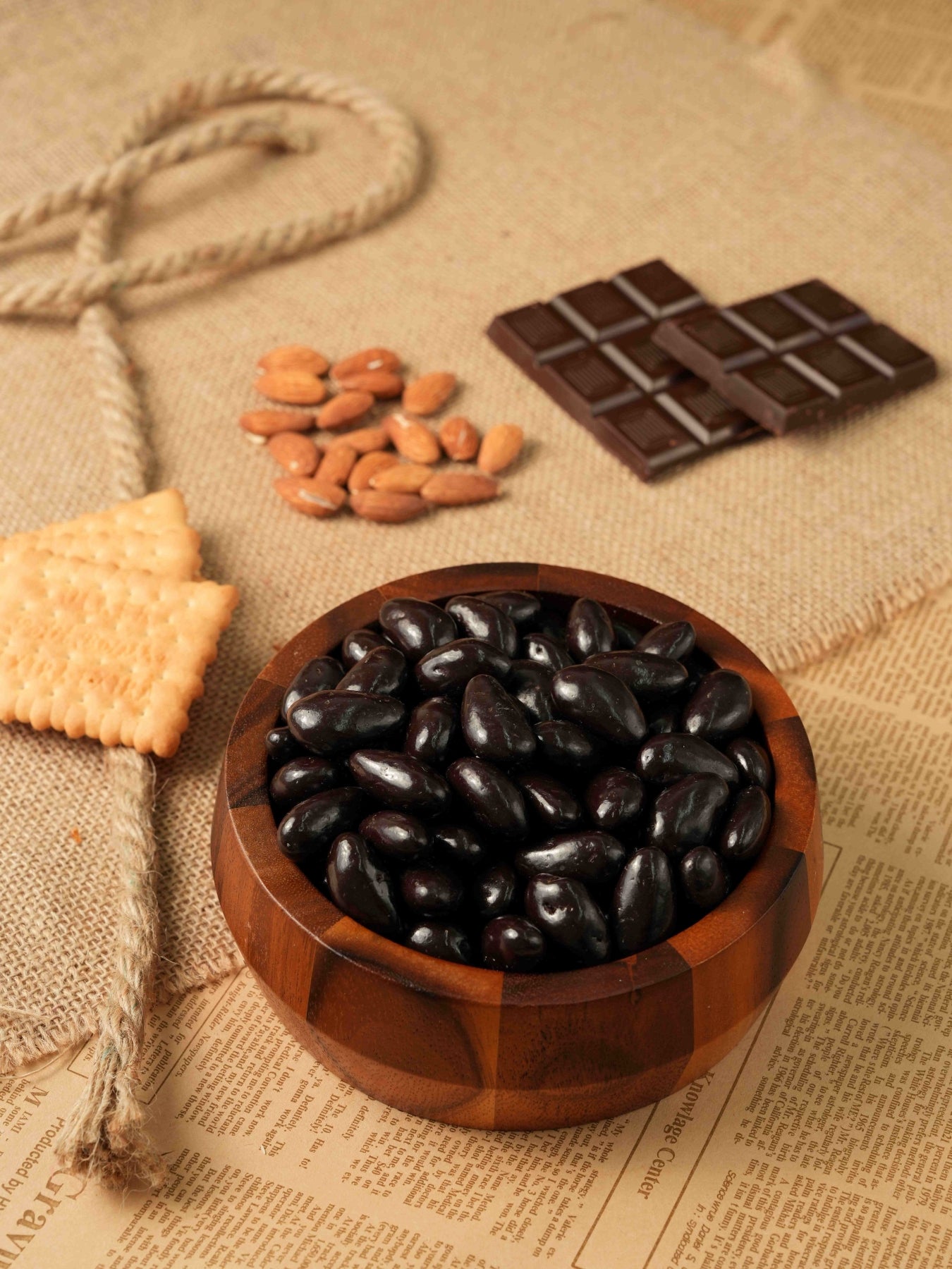 ALMOND  COATED CRUNCHY BISCUIT AND DARK CHOCOLATE - 200g